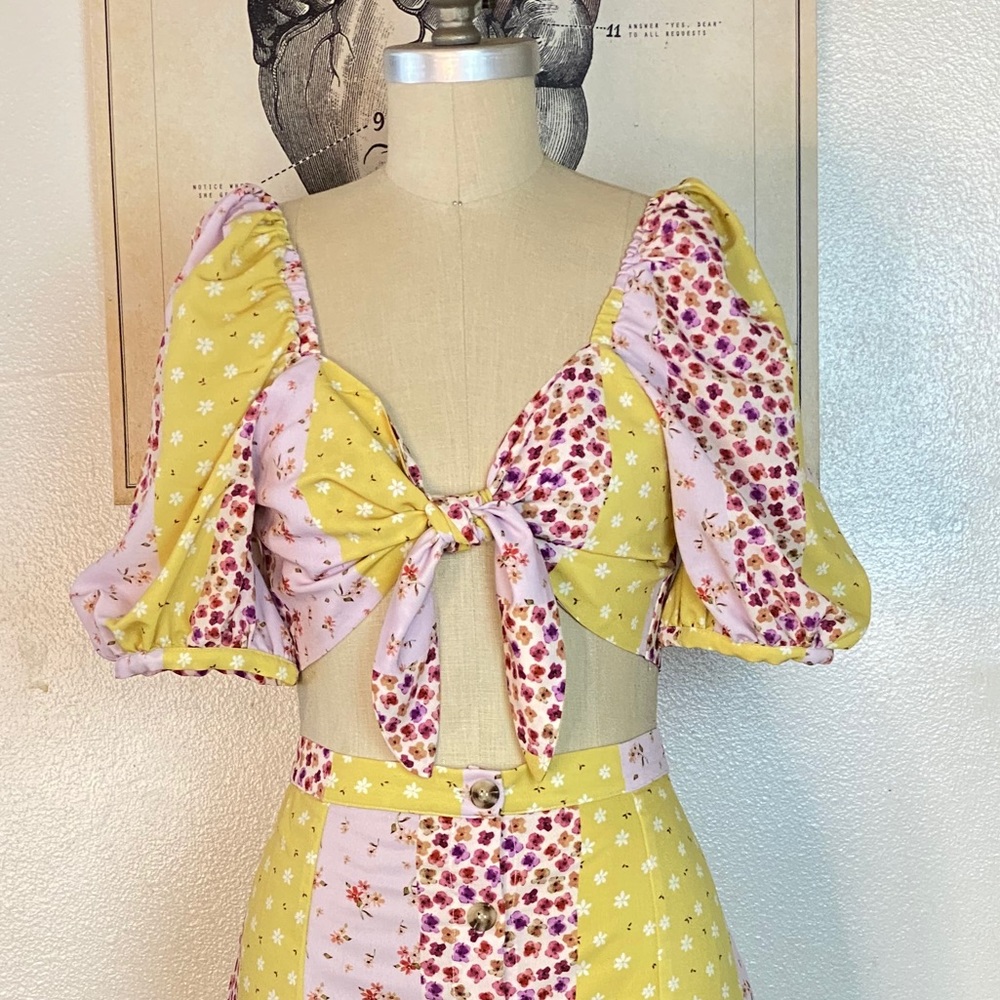 Skylar Rose floral puffed sleeves tie crop top.